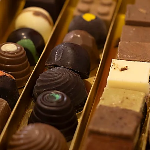 Praline artigianali assortite in vetrina