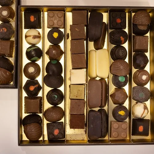 Scatola aperta di praline artigianali assortite Amir Roma
