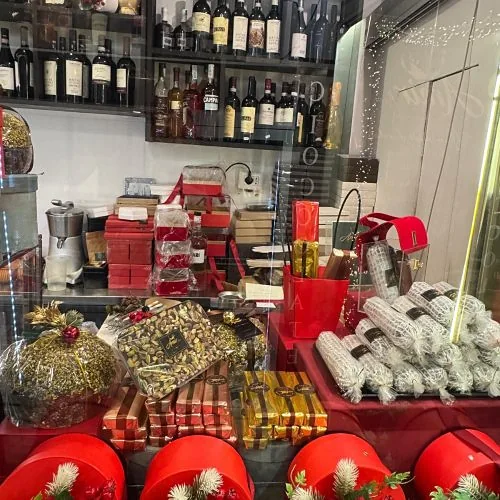 La vetrina della bottega Amir Roma con dolci e confezioni natalizie